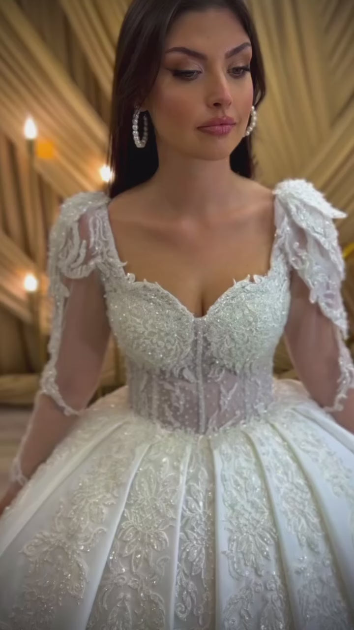 G21-078A - Champagnekleurige kanten prinsessenbruidsjurk met kralenborduurwerk