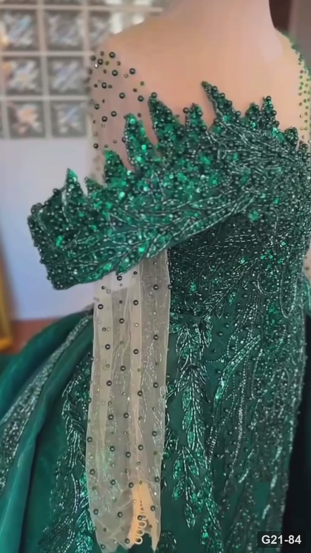 G21-084 Smaragdgroen prinsessen verlovingsjurk van tule met V-hals