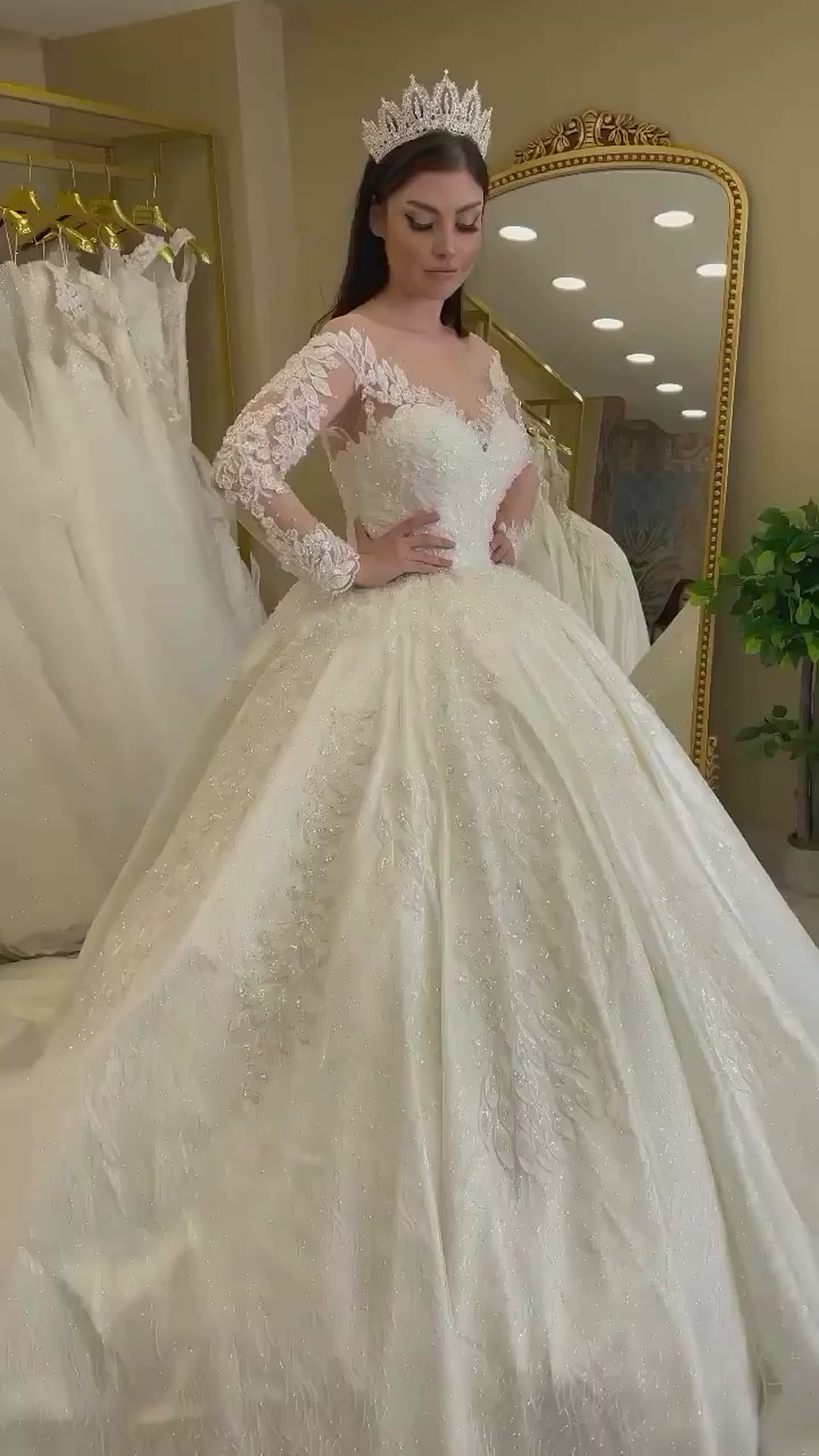 G21-112 Ivoren kanten prinsessenbruidsjurk met kapelsleep