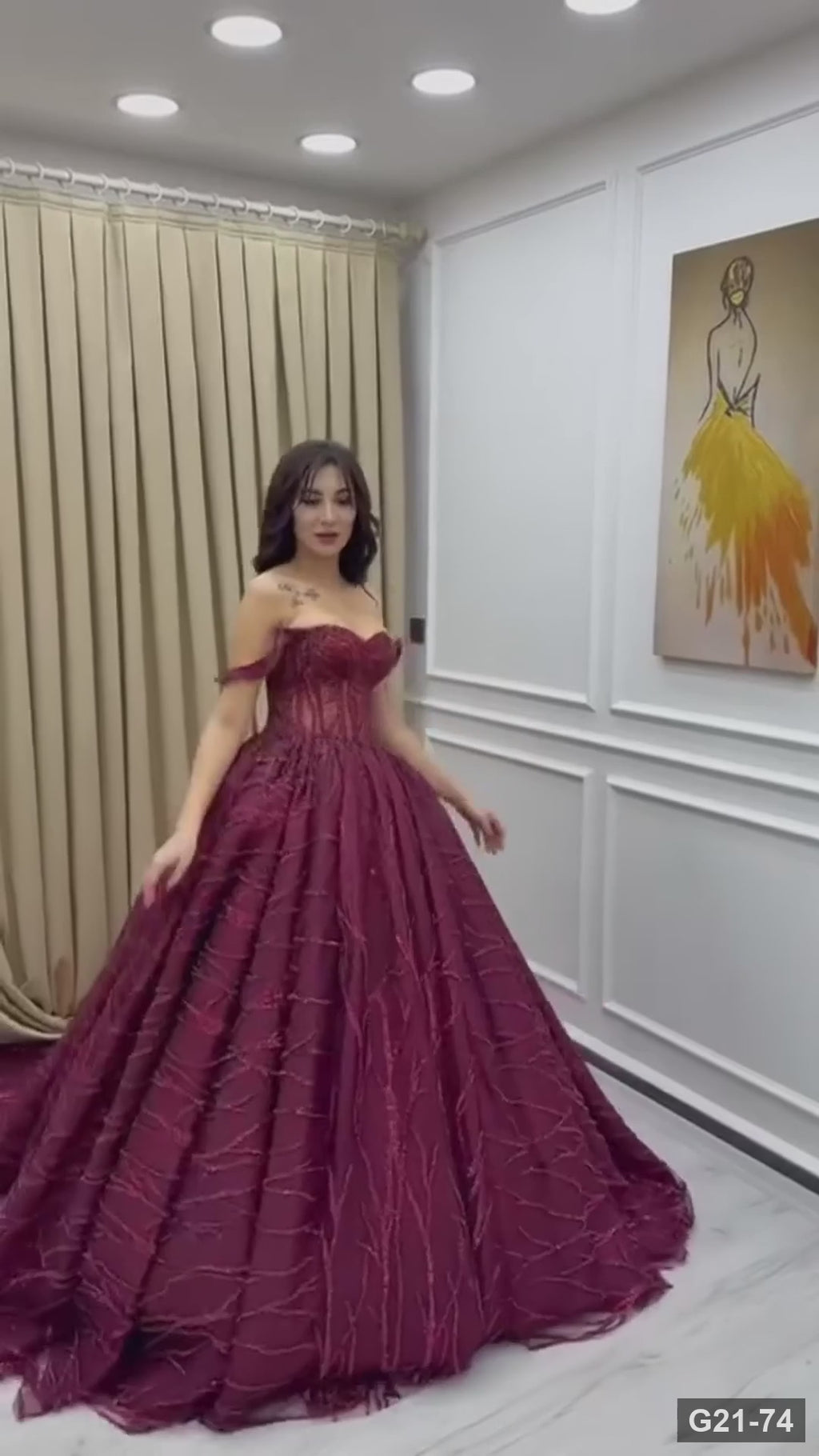 G21-074 Bordeaux prinsessen verlovingsjurk van tule met schoudervrije hals