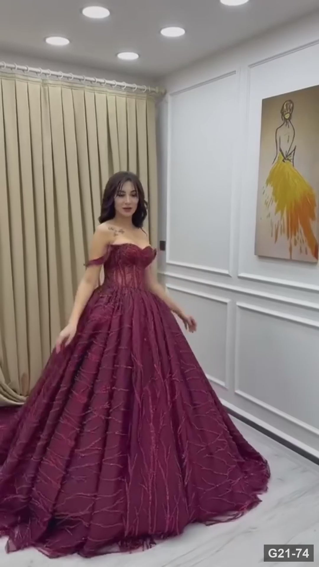 G21-074 Bordeaux prinsessen verlovingsjurk van tule met schoudervrije hals